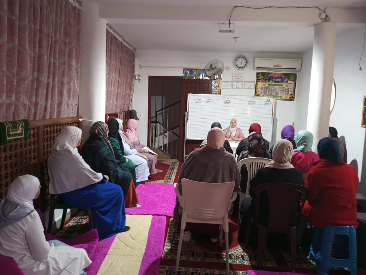 ** محاضرة بعنوان: ” تربية الأولاد على منهاج النبوة ” .