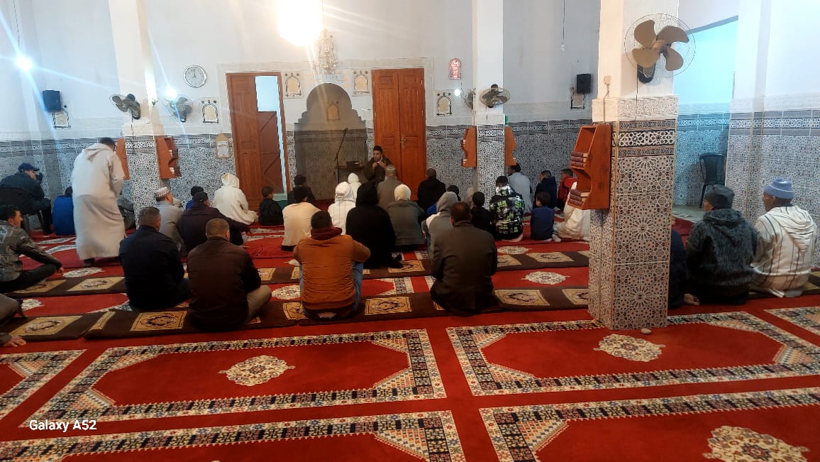 محاضرة بعنوان:” فضل العطاء وقضاء حوائج الناس”