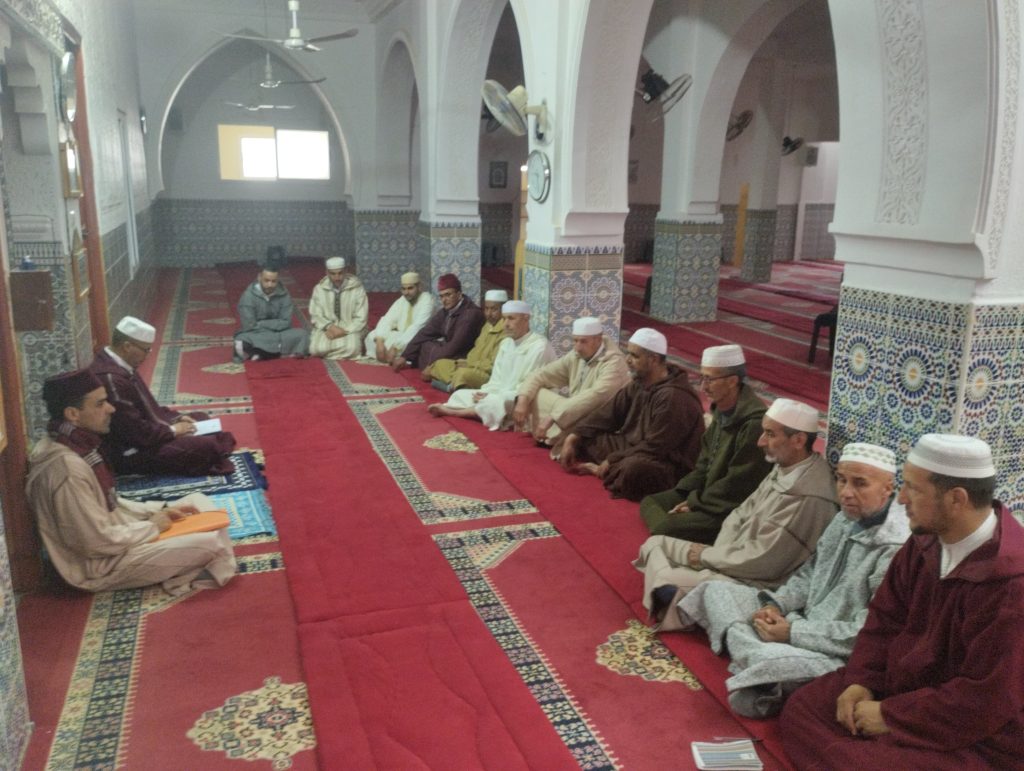 IMG-20250430-WA0011-1024x771 دورة تكوينية لفائدة القيمين الدينيين بجماعة الزراردة بعنوان: "المساجد ودورها في الإصلاح وغرس القيم"