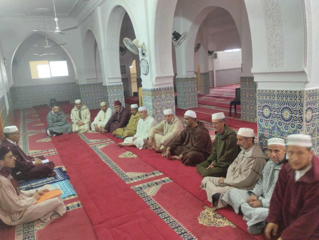 IMG-20250430-WA0013-1024x771 دورة تكوينية لفائدة القيمين الدينيين بجماعة الزراردة بعنوان: "المساجد ودورها في الإصلاح وغرس القيم"