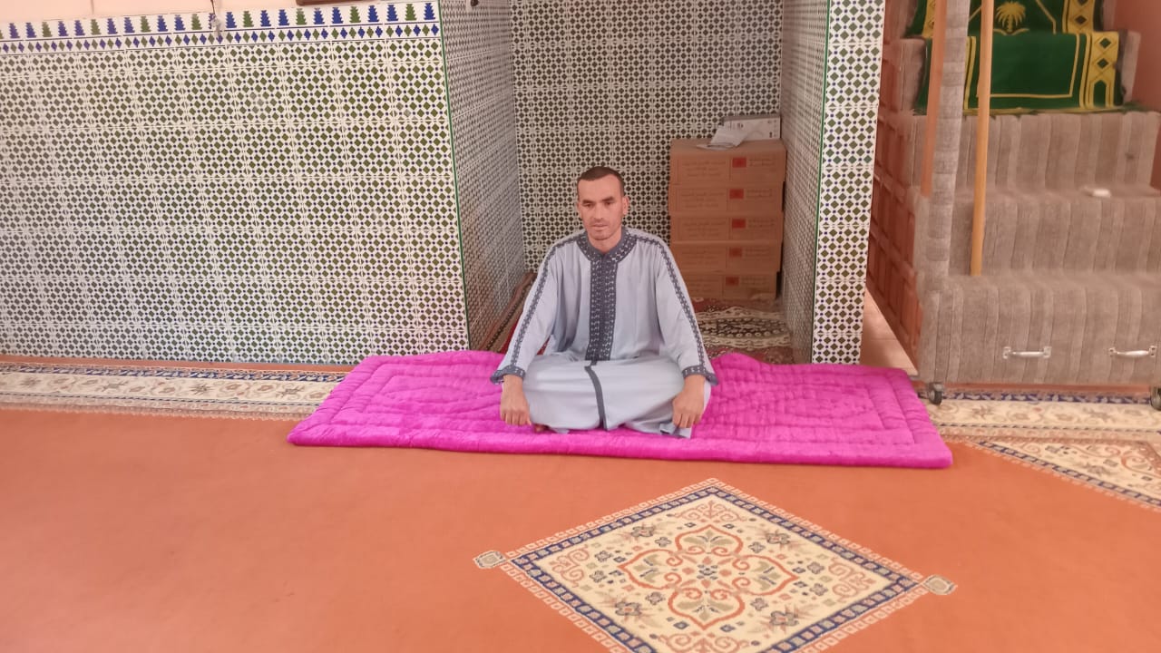 درسا علميا في السيرة النبوية بعنوان: ﴿ لقد جاءكم رسول من أنفسكم عزيز عليه ما عنتم ﴾