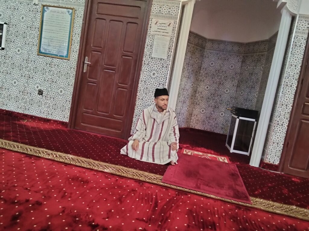 1000100037-1024x768 نشاط علمي في موضوع: هدي النبي صلى الله عليه وسلم في عبادته .