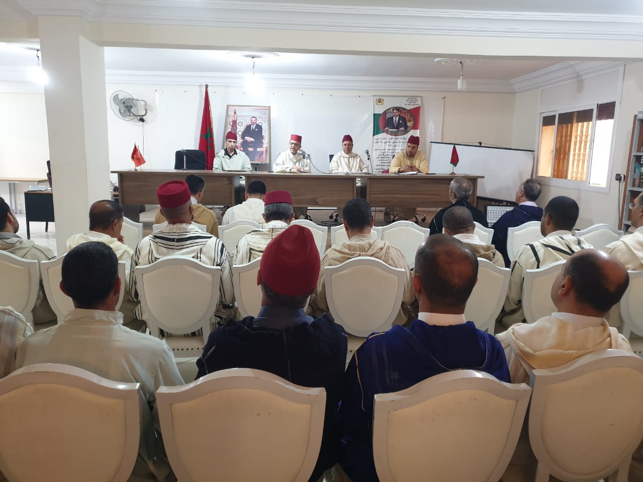 تقرير عن نشاط علمي في موضوع : الاجتماع الشهري مع السادة الأئمة المرشدين والسيدات المرشدات بتازة.