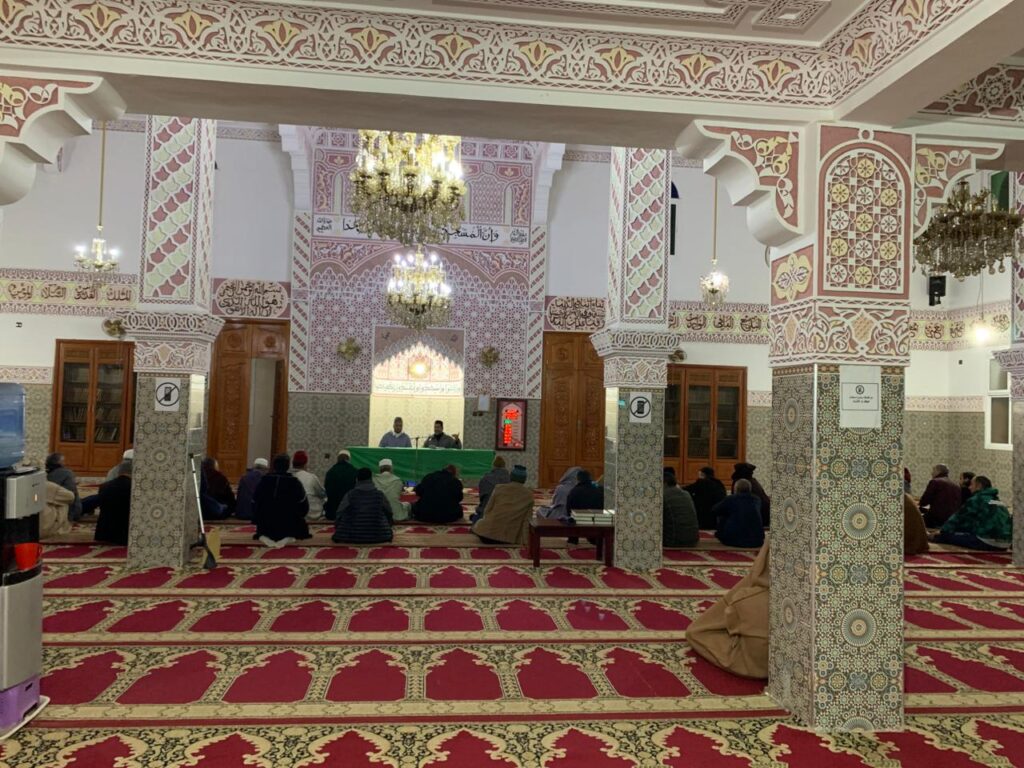 IMG-20251201-WA0042-1024x768 تقرير عن ندوة بعنوان : "هدي النبي صلى الله عليه وسلم مع أهل بيته".