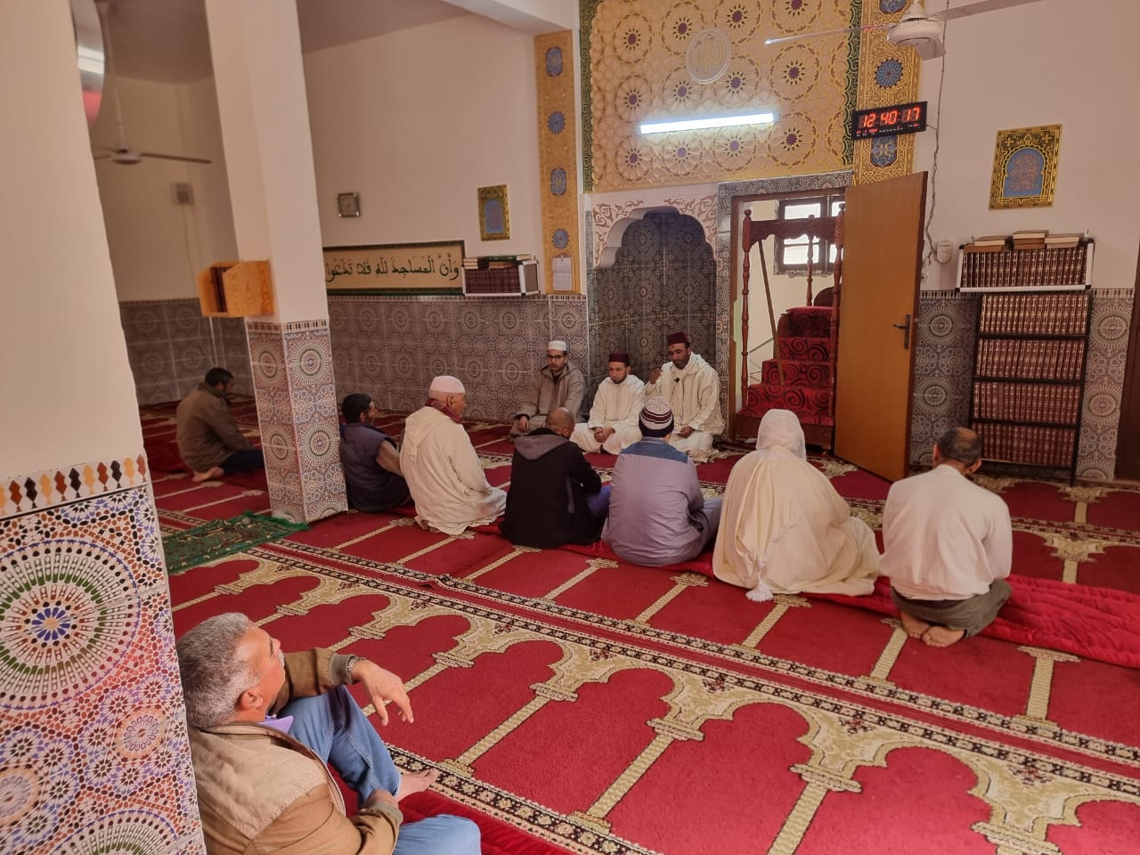 تقرير عن نشاط علمي في موضوع: هدي رسول الله صلى الله عليه وسلم في التربية والتعليم “الرفق واللين أنموذجا” (إعداد: الإمام المرشد عبد الرزاق العمراني)