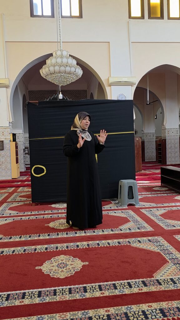 20260306_14315621-576x1024 نشاط في موضوع: حصة تطبيقية لمناسك العمرة والحج. (إعداد: المرشدة امينة الشنافي)