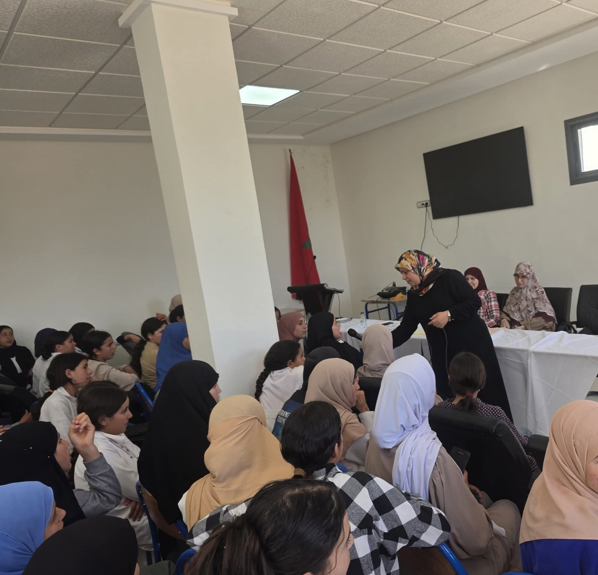 نشاط في موضوع: اقتدوا بهدي نبيكم ﷺ تزكو أخلاقكم (إعداد: مونية اجبيلو)