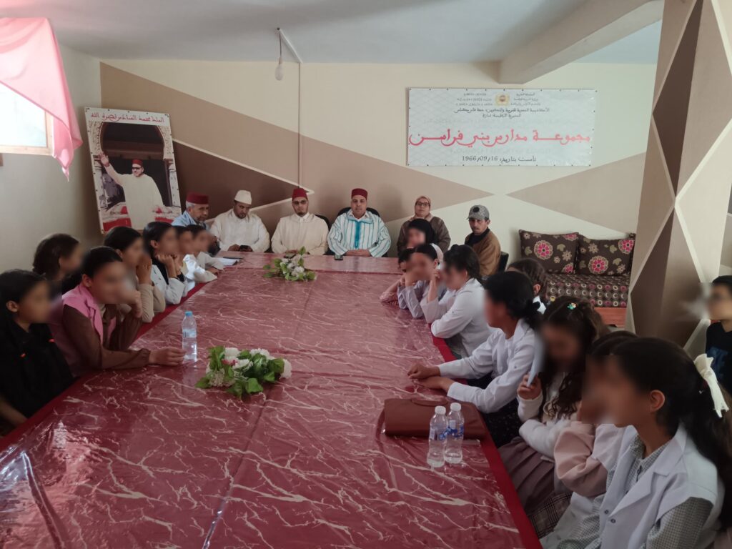 1000390047-1-1024x768 نشاط في موضوع:الاحتفال باليوم العالمي للصحة، واليوم العالمي للكتاب وحقوق المؤلف، وتوزيع الجوائز على الفائزين في مسابقة الأيام الدراسية حول السيرة النبوية الشريفة (إعداد: الإمام المرشد عبد الحي المسعودي)