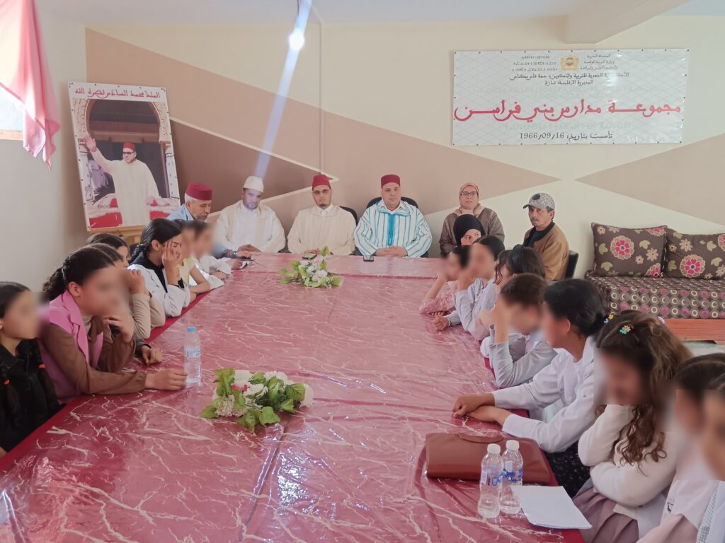 1000390048-1-1024x768 نشاط في موضوع:الاحتفال باليوم العالمي للصحة، واليوم العالمي للكتاب وحقوق المؤلف، وتوزيع الجوائز على الفائزين في مسابقة الأيام الدراسية حول السيرة النبوية الشريفة (إعداد: الإمام المرشد عبد الحي المسعودي)