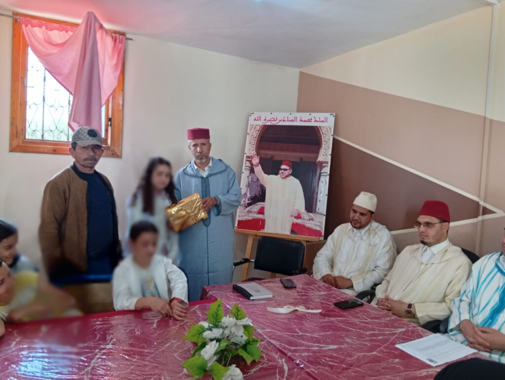 1000390056-1-1024x771 نشاط في موضوع:الاحتفال باليوم العالمي للصحة، واليوم العالمي للكتاب وحقوق المؤلف، وتوزيع الجوائز على الفائزين في مسابقة الأيام الدراسية حول السيرة النبوية الشريفة (إعداد: الإمام المرشد عبد الحي المسعودي)