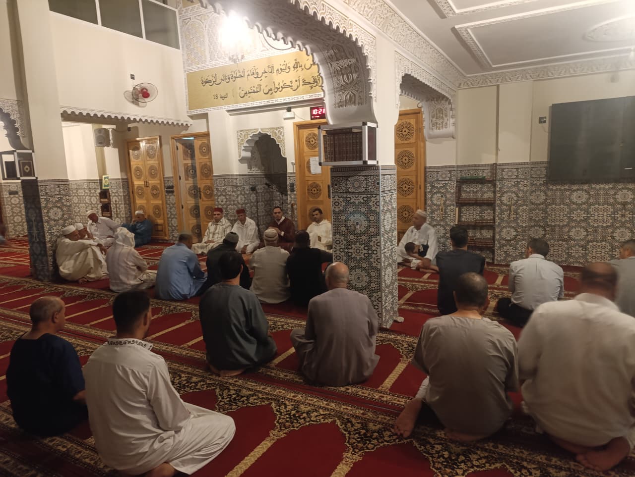 نشاط في موضوع: مجلس الصلاة على رسول الله صلى عليه و سلم (إعداد: يونس العلام)